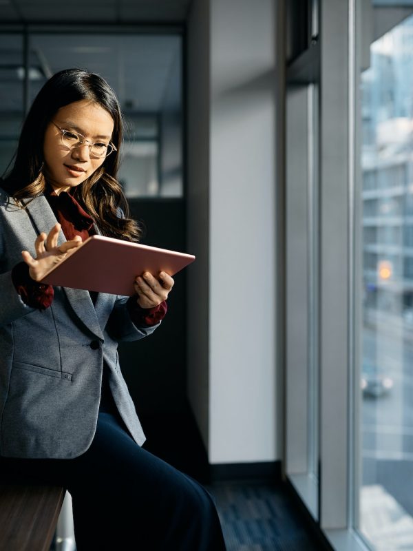 asian-businesswoman-working-on-digital-tablet-in-the-office-.jpg